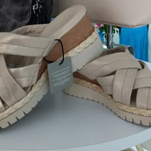 Sandales compensées en toile beige avec semelle en corde et bride cheville.