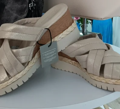 Sandales compensées en toile beige avec semelle en corde et bride cheville.