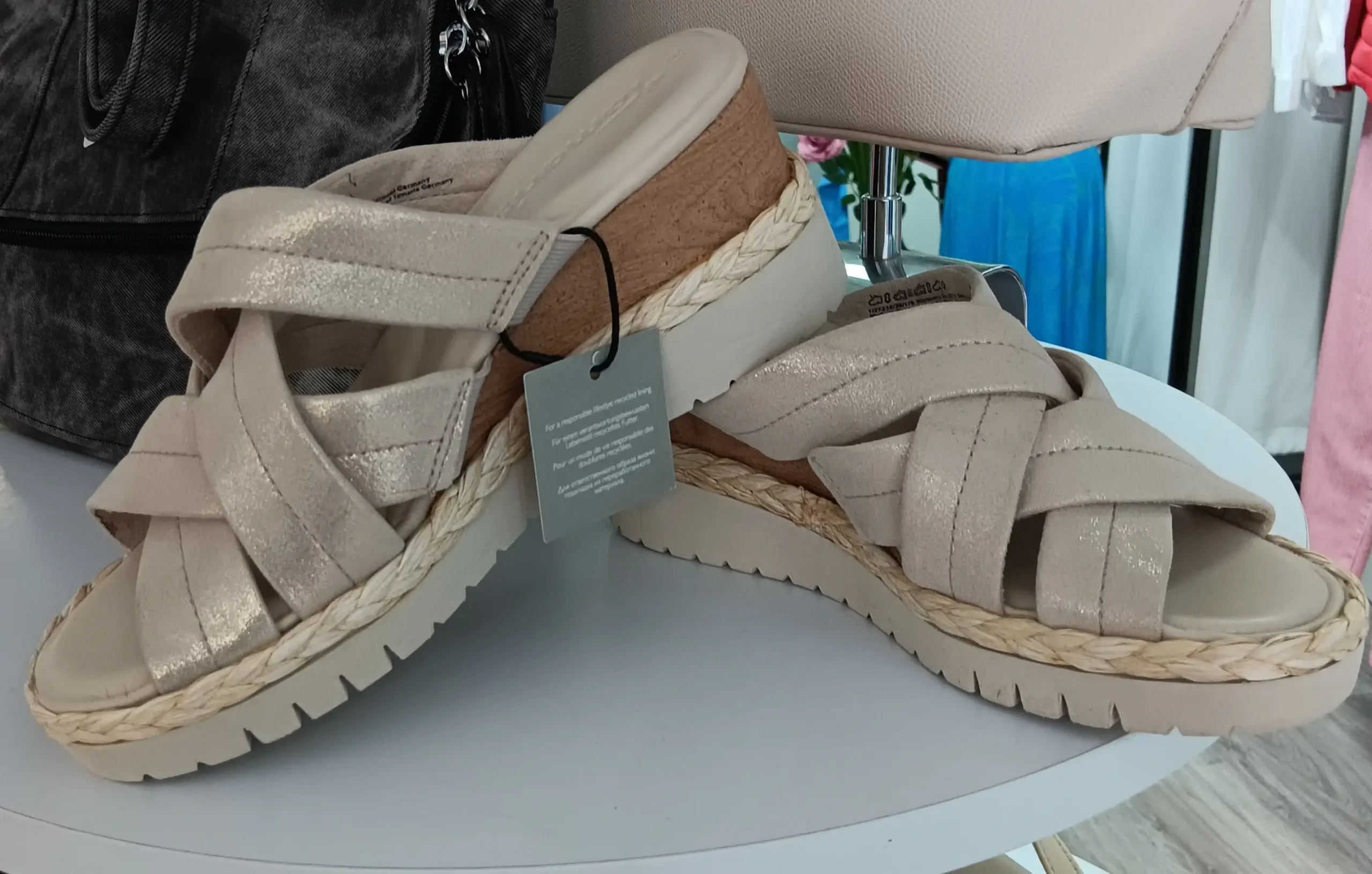 Sandales compensées en toile beige avec semelle en corde et bride cheville.