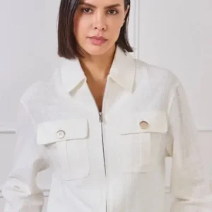 Femme portant une veste blanche en lin zippée avec poches à rabat.