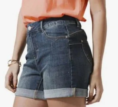 Short en jean bleu foncé taille haute porté avec un pull crocheté