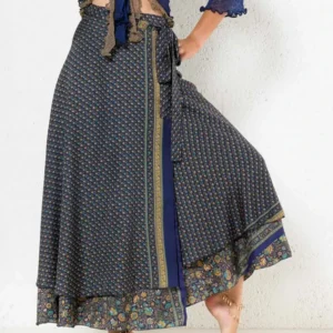 Jupe longue portefeuille bleue à imprimé floral et bordure dorée, style bohème chic.