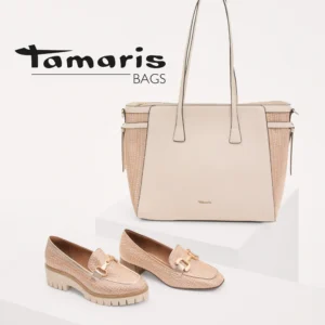 Sac cabas beige en simili cuir et toile tissée, accompagné de mocassins assortis, présenté sur fond clair.