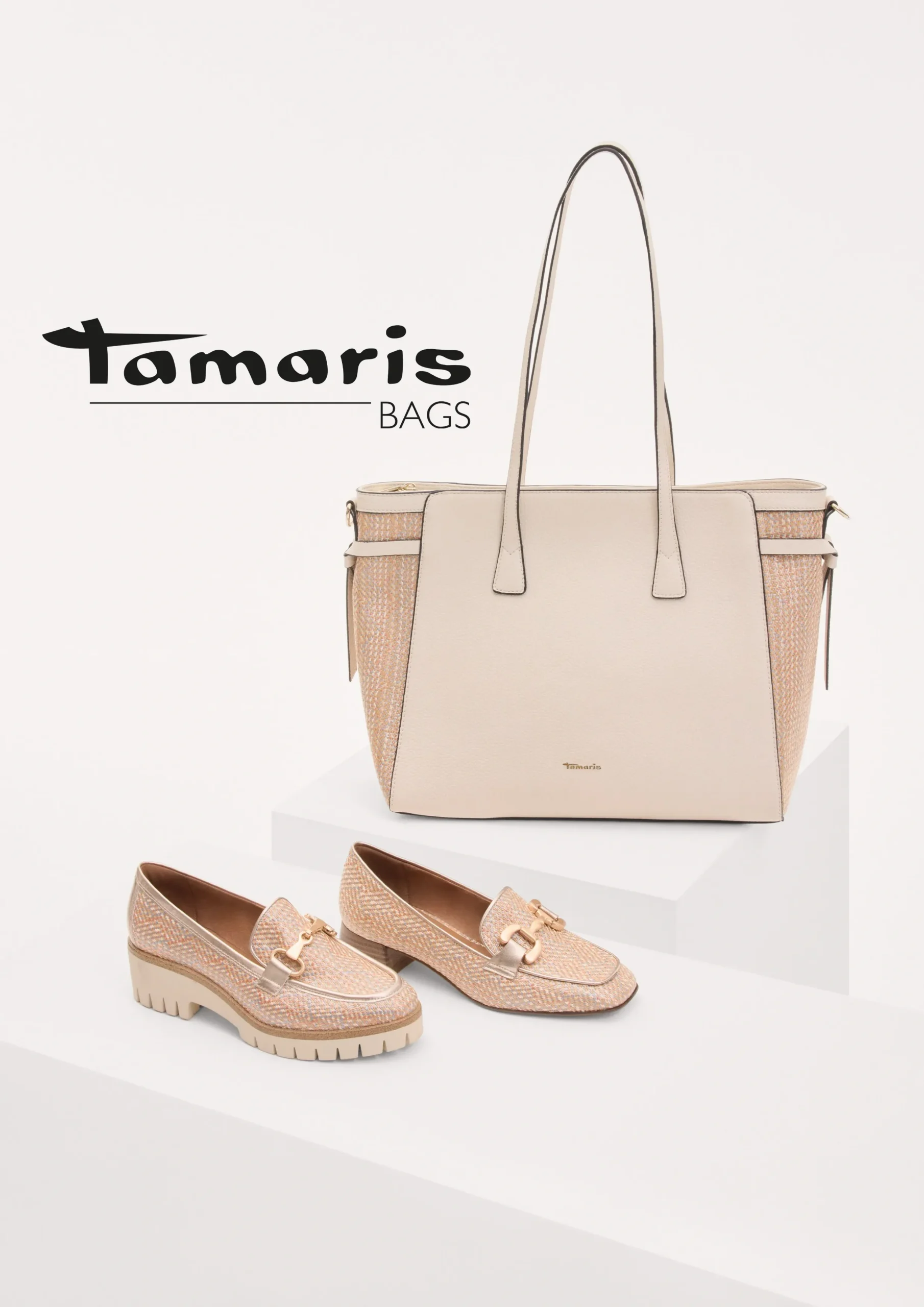 Sac cabas beige en simili cuir et toile tissée, accompagné de mocassins assortis, présenté sur fond clair.